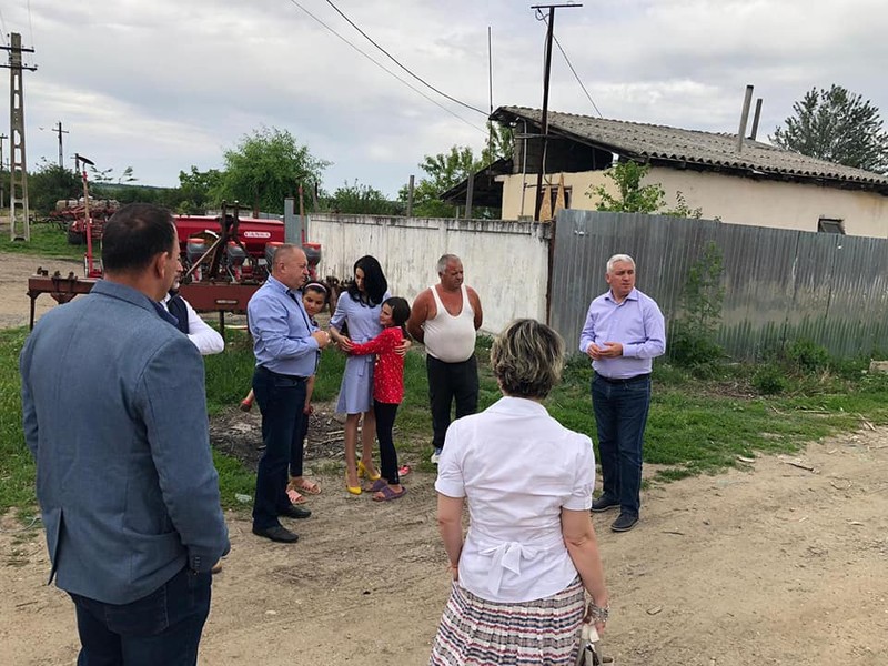Adrian Țuțuianu a postat luni mai multe fotografii alături de familia Mocanu