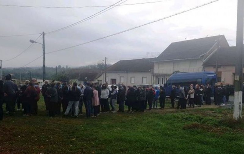 VIDEO | Două femei s-au bătut în fața secției de votare din Zorlențu Mare, Caraș-Severin