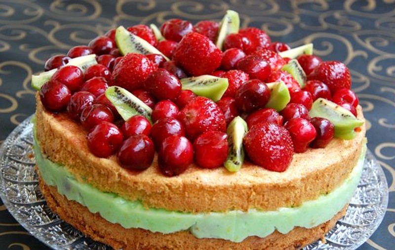 Reţeta zilei | Tort cu cireşe şi mousse de mentă