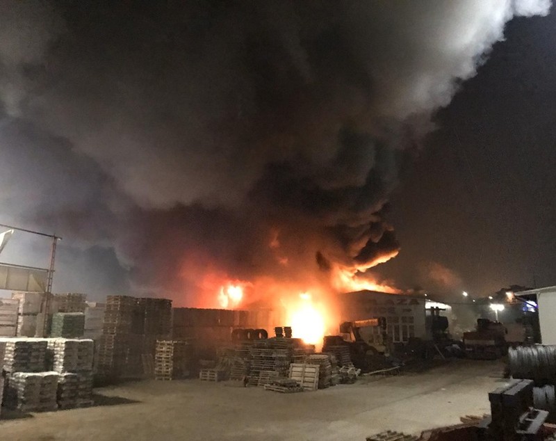 Incendiul la un depozit de pe șoseaua Fundeni din București a fost stins. Locuitorii, avertizați prin Ro-Alert