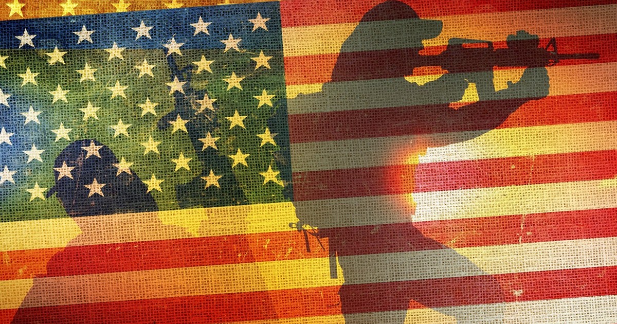 Siluete de soldați americani cu steagul Statelor Unite pe fundal. Imagine cu caracter ilustrativ Foto: Profimedia