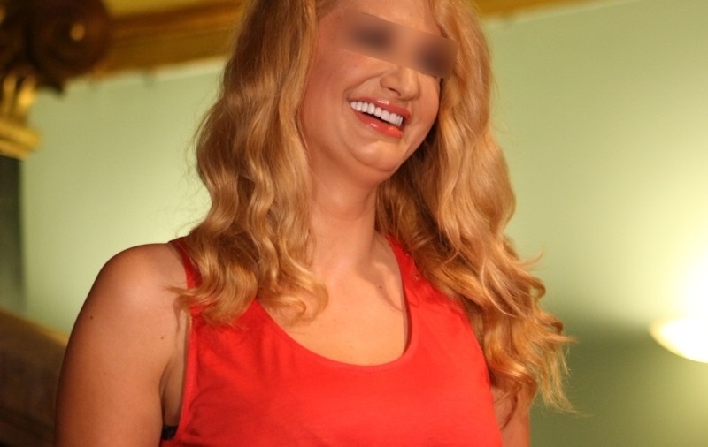 DE NERECUNOSCUT! O cântăreaţă îndrăgită de la noi S-A ÎNGRĂŞAT MULT ŞI A FĂCUT GUŞĂ. Uite cât de NEÎNGRIJITĂ ESTE! | FOTO ÎN ARTICOL