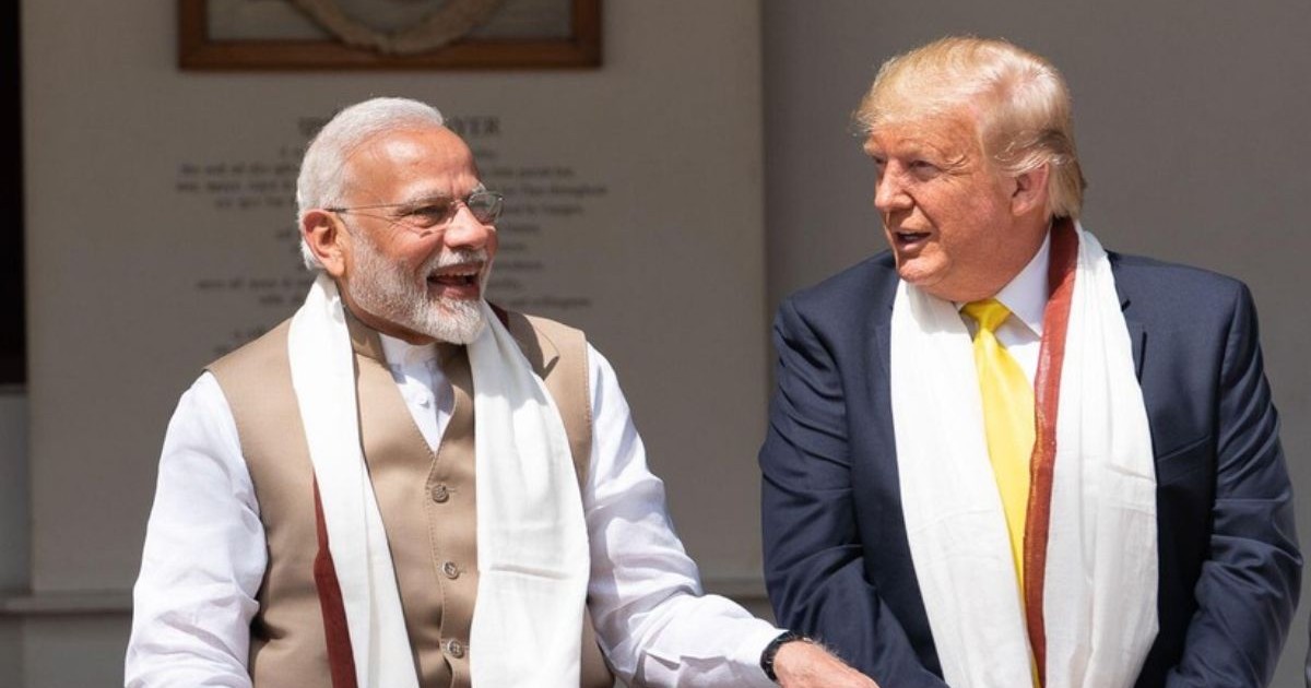 Președintele Donald J. Trump și prim-ministrul indian Narendra Modi, asezati, cu saluri albe la gat, zambind într-o conversație în timpul vizitei la casa lui Mohandas Gandhi, luni, 24 februarie 2020