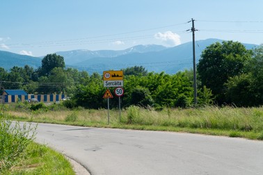 Copiii din Şercăiţa spun că au văzut urme de urs aproape de intrarea în sat