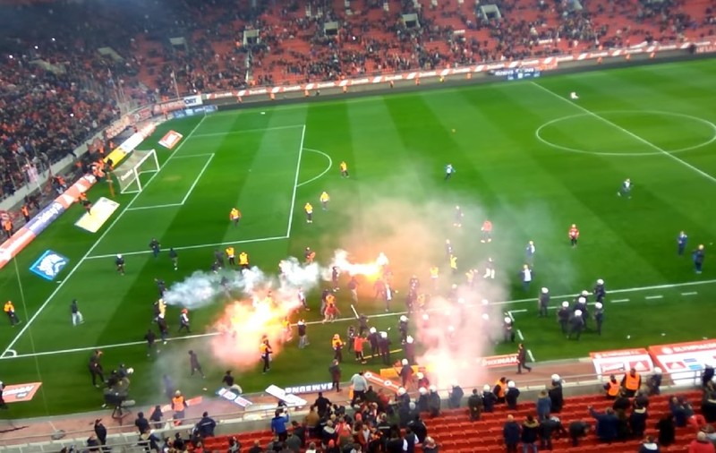 Răzvan Lucescu, drum liber spre titlu în Grecia. Incidente grave la meciul rivalilor, Olympiakos - AEK Atena | VIDEO
