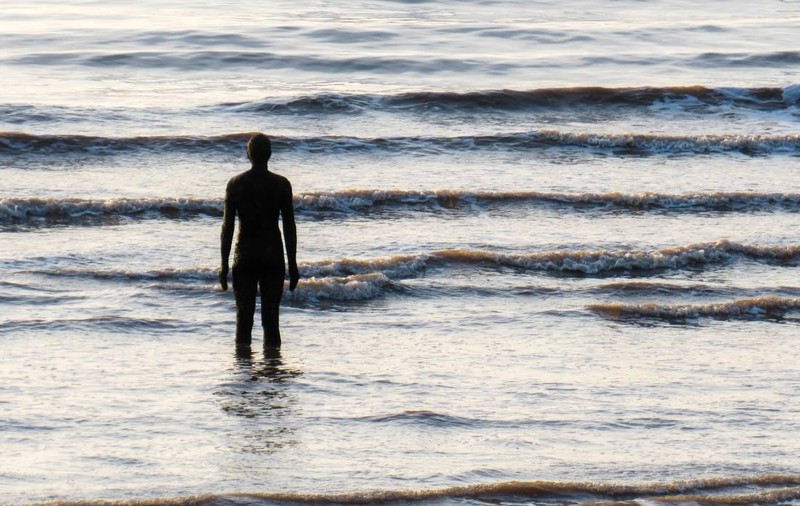 Cum a reușit un bărbat să supraviețuiască 40 de ore plutind în derivă pe mare cu un colac: „Mi-era frică să mor”