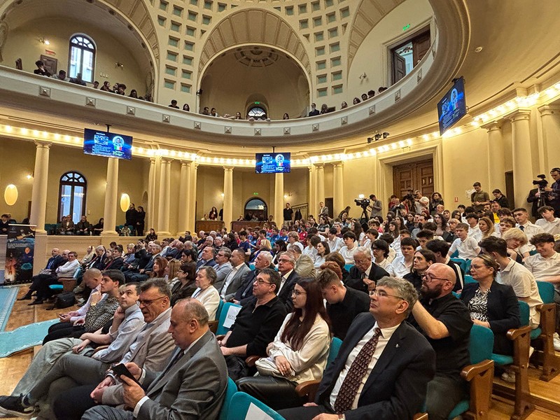 Invitații la ceremonia „45 de ani de la zborul lui Dumitru Prunariu în spațiul cosmic” desfășurată în Aula Magna de la ASE, București