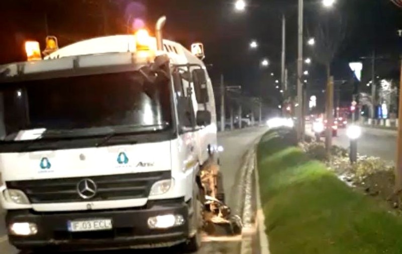 În sectorul 6 al Capitalei, străzile sunt spălate cu dezinfectant efervescent