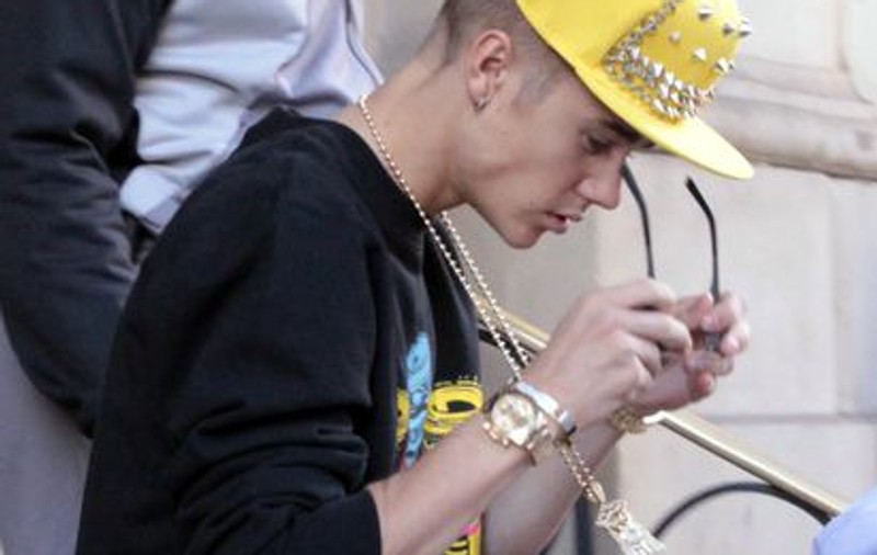 Justin Bieber, cocalarul suprem! Are ceas de aur, lanţ de aur şi brăţară | FOTO