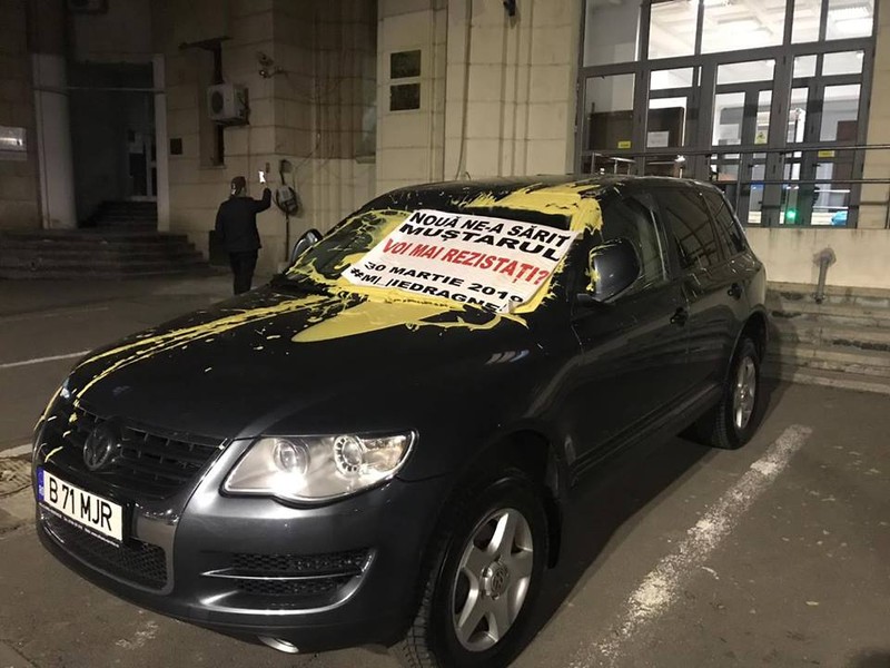 Mașina ministrului a fost pictată