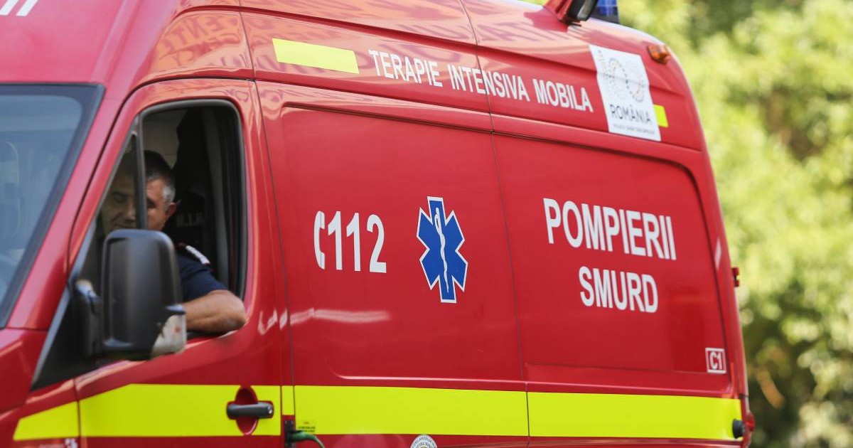 Ambulanța SMURD în timpul unei intervenții în pădure, la volan se vede șoferul