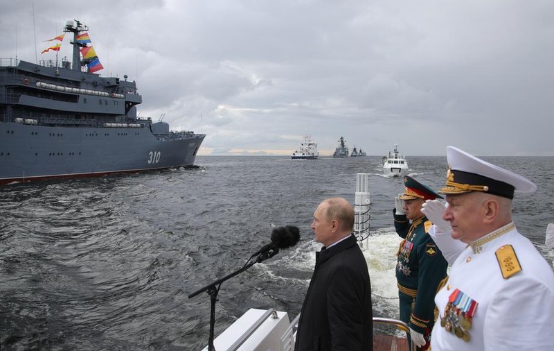 Putin și-a anunțat marinarii că vor primi rachete hipersonice. Președintele rus, prezent la parada de Ziua Marinei din Sankt Petersburg