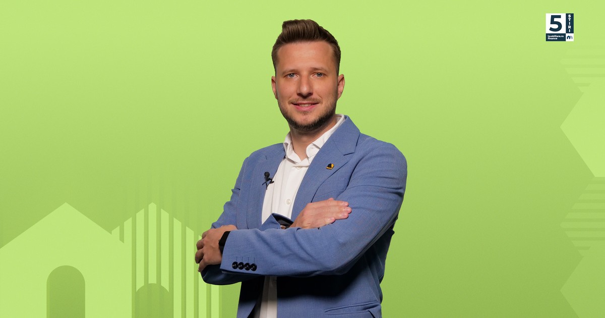 Gazda rubricii 5 Știri Imobiliare.ro Finance, cu o cămasă albă și un sacou albastru, pe un fundal verde.