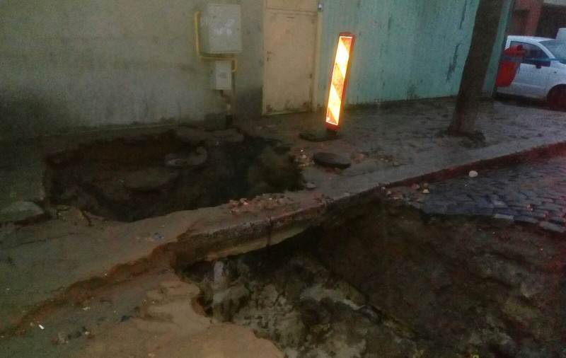 UPDATE: Locuitorii municipiului Tecuci au rămas fără apă din cauza unei avarii la o conductă principală
