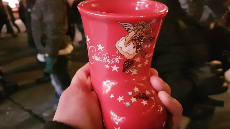În Viena, o cană de punch, un fel de vin fiert, costă 4 euro