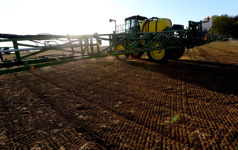 Controversatul pesticid glifosat ar trebui să fie permis în agricultura UE pentru încă 10 ani, propune Comisia Europeană