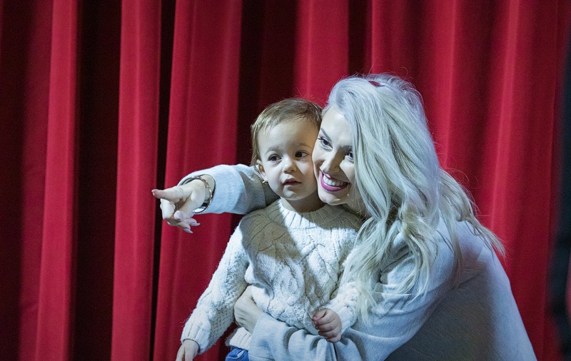 Pe urmele tatălui: fetița de doi ani a Andreei Bălan s-a cerut pe scena teatrului! Ella pare să-și fi ales cariera