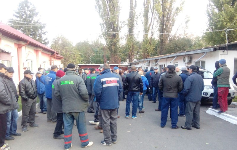 UPDATE: Aproape 200 de angajaţi ai societăţii de agent termic Galaţi au întrerupt lucrul. Nu și-au luat lefurile de două luni. Reacția primarului| GALERIE FOTO