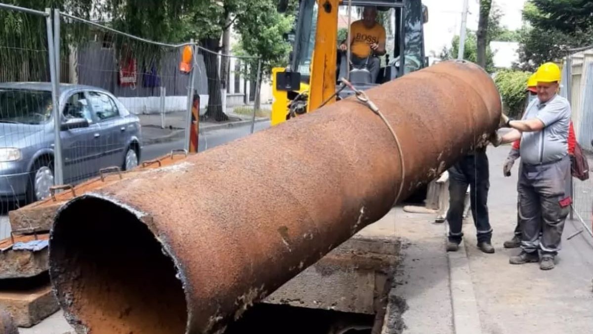 Muncitorii lucrează pentru a rezolva o avarie