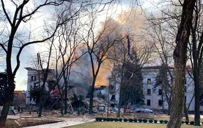 Soarta a sute de oameni, încă necunoscută la două zile după bombardarea teatrului din Mariupol