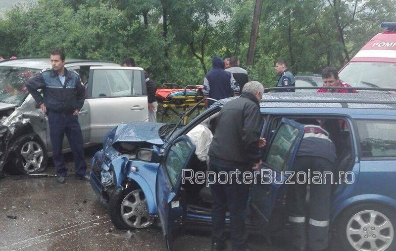 Șase oameni, răniți într-un accident în județul Buzău. Impact violent între două mașini