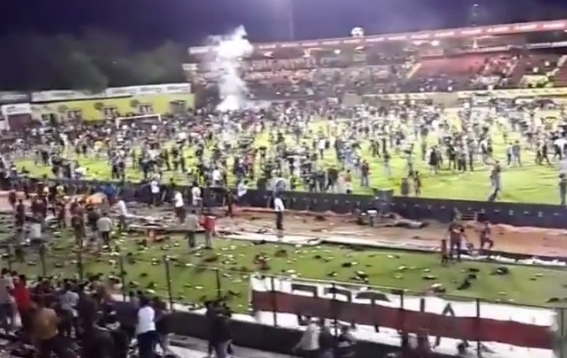 Ce nebuni! Fanii unei echipe din Turcia au dat foc stadionului după ce favoriții au retrogradat. Un fost jucător din Liga 1 a văzut pe viu dezastrul | VIDEO