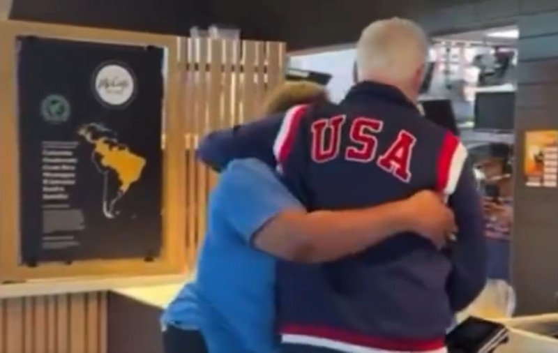 Bill Clinton a fost confundat cu Joe Biden de o angajată a McDonald's | VIDEO