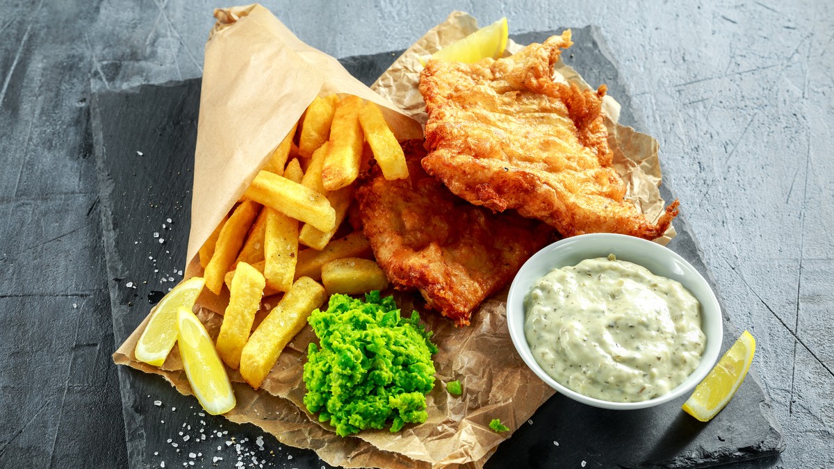 Fish and chips cu piure de mazăre și sos de tartar