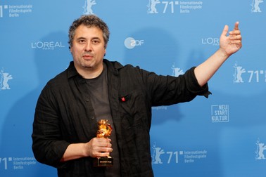 Radu Jude și trofeul cucerit anul trecut