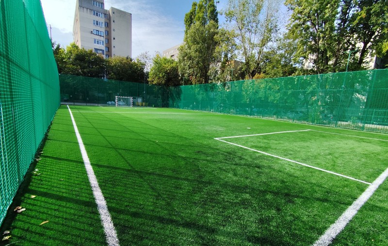 Megastol Energy montează gazonul sintetic în baza sportivă „Sfântul Calinic de la Cernica”din Sectorul 6