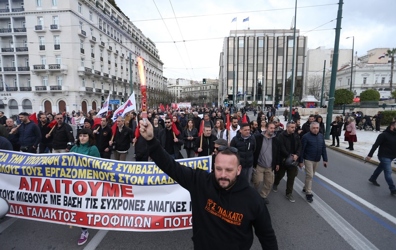 Protest pe străzile din Atena, la un an de la cel mai grav accident feroviar din istoria Greciei. „Nu uităm, cerem dreptate”