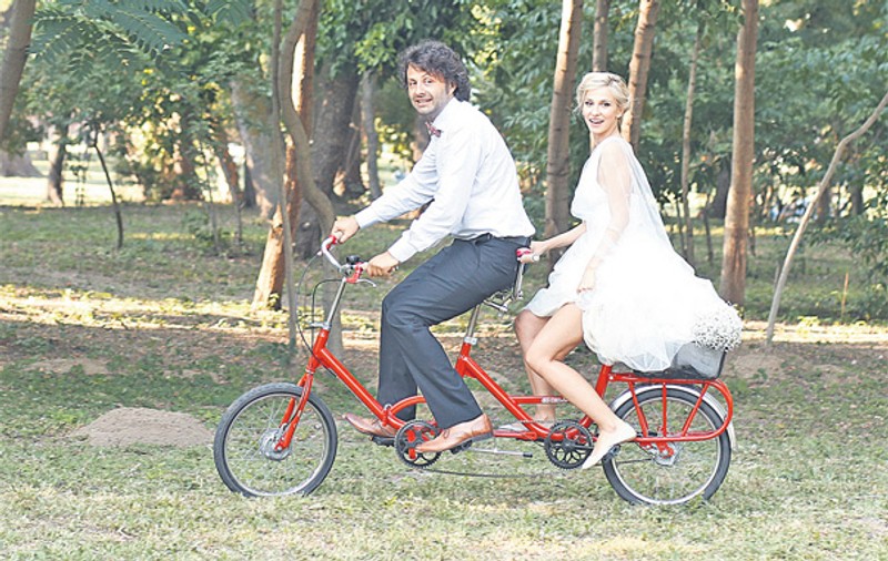 Dana Rogoz şi soţul ei, Radu Dragomir, au venit la propria nuntă pe bicicletă