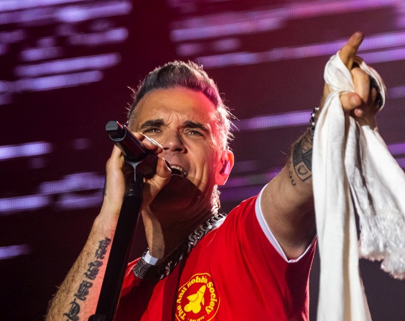 Robbie Williams, dezvăluire rușinoasă. Ce pățește artistul de fiecare dată când joacă fotbal cu băieții lui