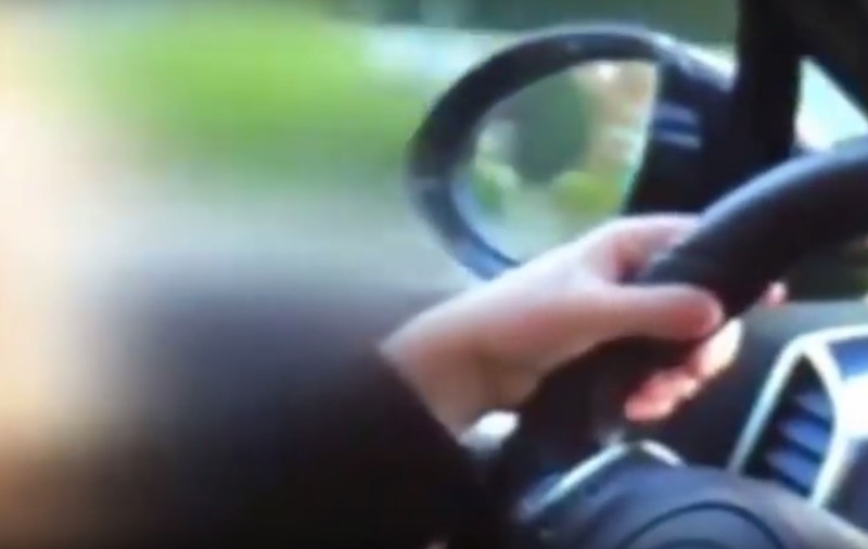 Un copil de nouă ani, filmat de tatăl său la volanul unui Porsche. A gonit cu 106 kilometri la oră / VIDEO