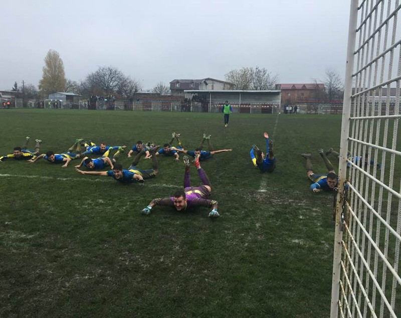 Așa arată gazonul unei foste campioane a României. Petrolul, lider de toamnă în nămol. Și ”U” Cluj e pe locul 1. Rezultatele din Liga 3 / FOTO