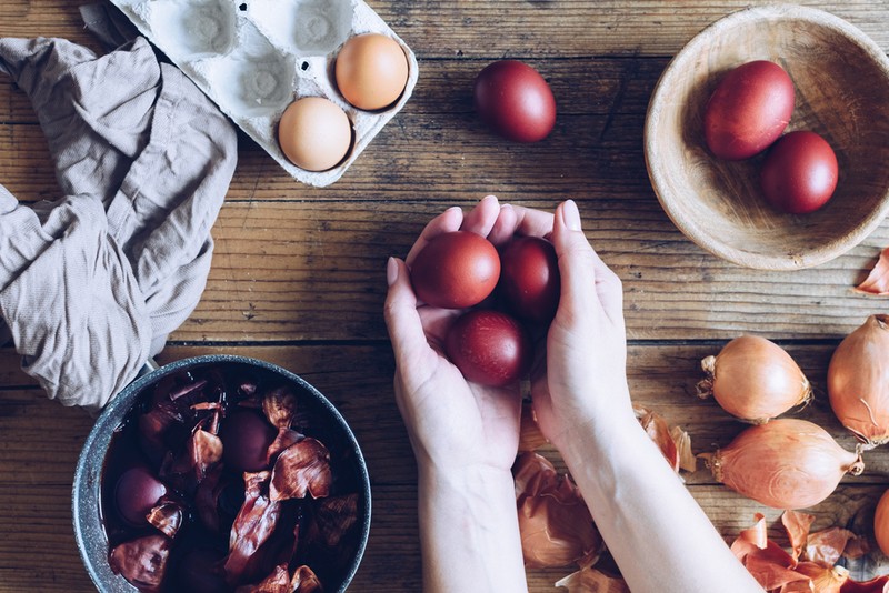 Cum vopsești ouă din ingrediente naturale