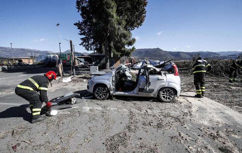 FOTO | Român ucis de vânt în Italia. Rafalele violente au provocat patru victime