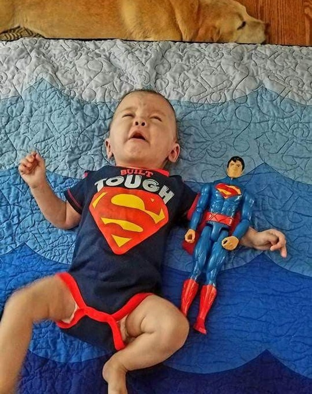 Povestea băieţelului care la naştere era cât o figurină Superman. Medicii nu i-au dat șanse de supraviețuire
