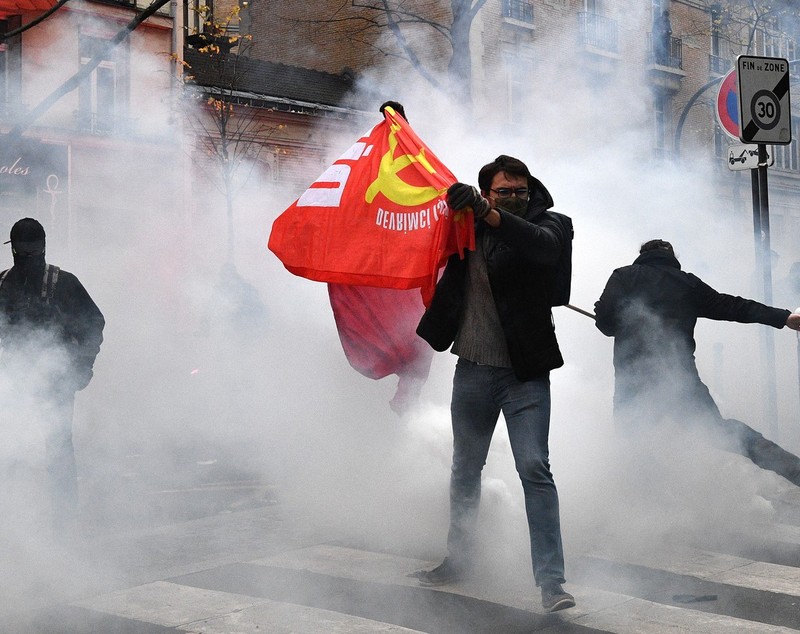 Incidente la Paris între protestatari și forțele de ordine. Mașini incendiate, gaze lacrimogene și focuri de artificii