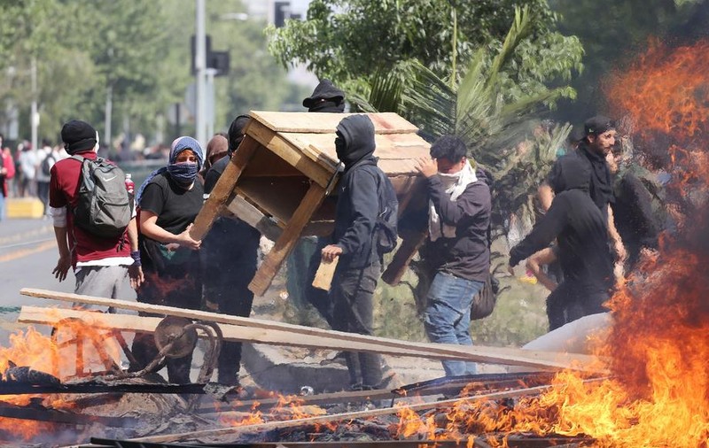 Oameni arși de vii la protestele din Chile. Manifestanții nu voiau scumpirea biletelor de metrou