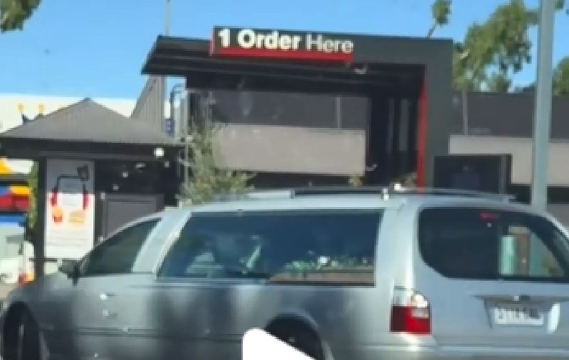A mers cu dricul la McDonald's: „Ultima dorință a defunctului” | VIDEO