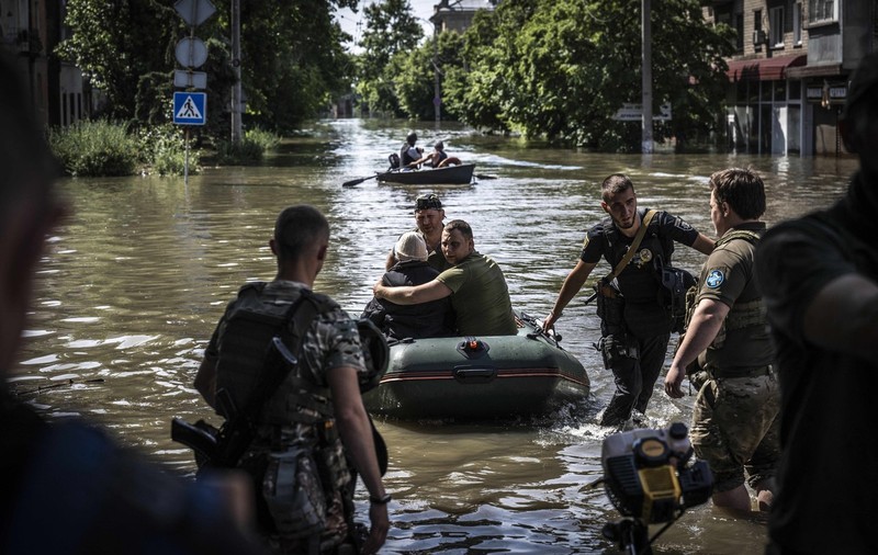 Război în Ucraina, ziua 469 | Procurorii ucraineni lansează o anchetă pentru "ecocid" și crime de război în cazul prăbușirii barajulului Nova Kahovka