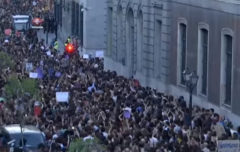 Proteste în Spania. Zeci de mii de oameni au ieșit în stradă, nemulțumiți de achitarea a 5 bărbați acuzați de viol