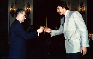 Duckadam ciocnind o cupă de șampanie cu președintele României, Nicolae Ceaușescu | FOTO: Fototeca online a comunismului