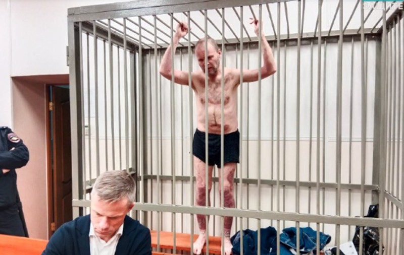 Un saxofonist rus arestat pentru „apel la terorism” s-a dezbrăcat în instanță ca să arate că e piele și os: „Putrezesc de viu, nu vă e rușine?”