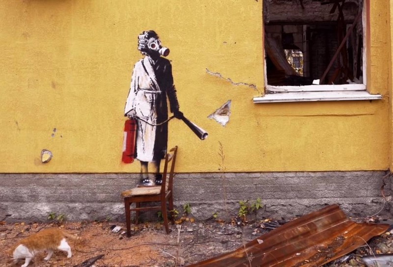 Graffiti-ul realizat de Banksy pe peretele unei clădiri de apartamente grav avariate din Hostomel, regiunea Kiev | Sursa foto: Banksy / Instagram
