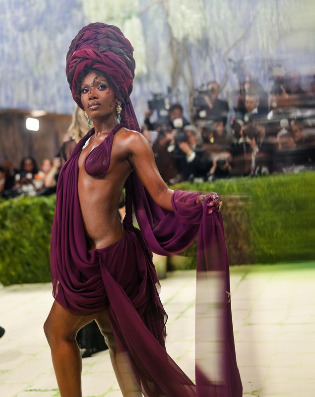 Cele mai neinspirate ținute de la Met Gala 2026. Vedetele care au dat greș pe covorul „pietruit”