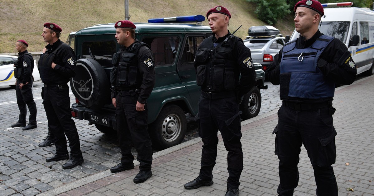 Cazuri de sclavie modernă, descoperite în Ucraina. Polițiști din Ucraina, lângă o mașină de poliție