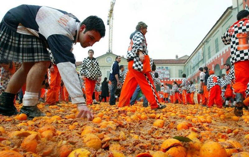 Începe carnavalul bătăilor cu portocale, de la Ivrea