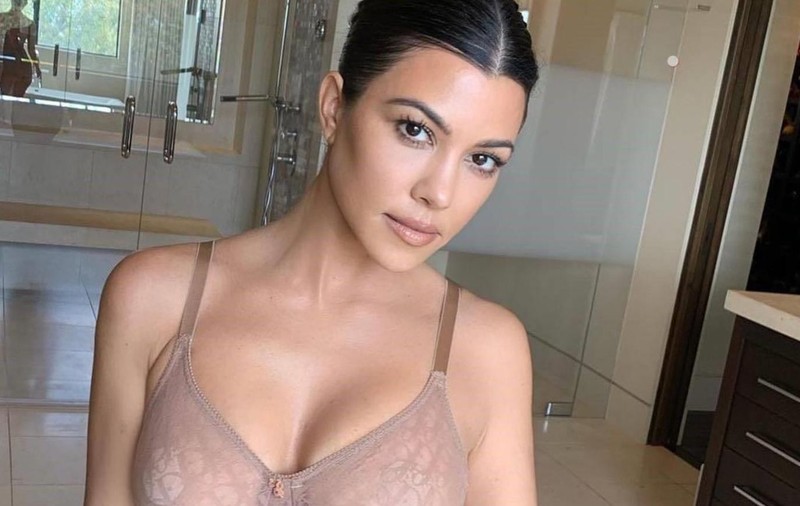 Kourtney Kardashian face show pe net cu fotografii în care apare dezbrăcată | FOTO